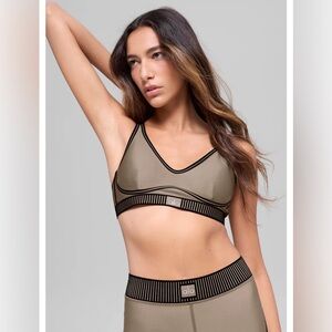ALO Yoga Airlift Line Up Bra Gravel Medium